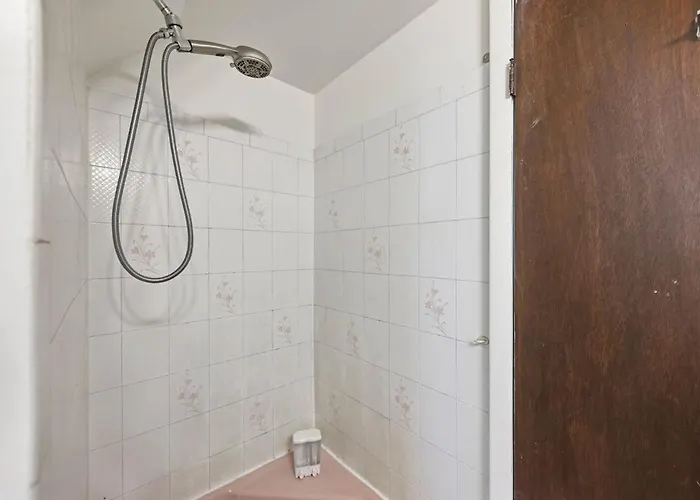 Cozy 1br King - Near Airport Apartment