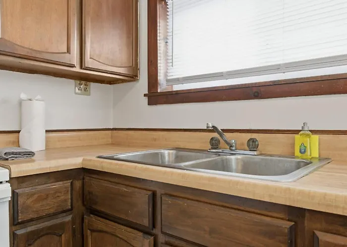 Cozy 1br King - Near Airport
