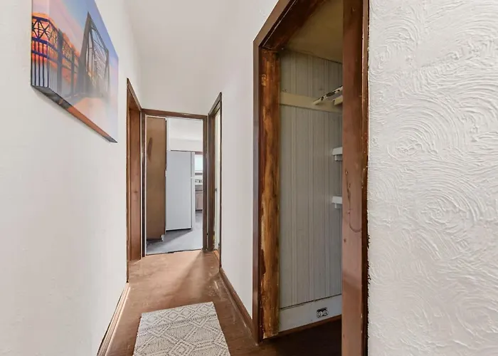 Cozy 1br King - Near Airport Apartment