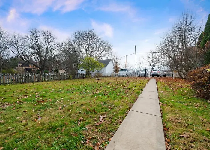 Cozy 1br King - Near Airport Apartment *
